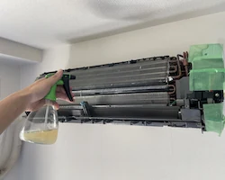 合同会社JAOのスタッフによる作業の様子：防カビ・消臭抗菌剤（オプション）